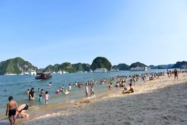夏の日差しを避け、ベトナムの暑い晴れた日に旅行します。
